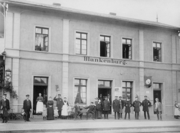 Das Bahnhofsgebude in Blankenburg 1895. 1912 wurde es umgebaut und vergrert.