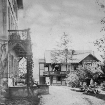Blick auf das zur Villa Emilia (hier links im Bild) zugehrige Schweizerhaus. Es wurde in den 1980er Jahren abgerissen. - Bildautor: 1898  Stadt Bad Blankenburg