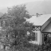 Blick aus dem Schweizerhaus auf die Villa Emilia. - Bildautor: Albert Schmiedeknecht, 1898  Stadt Bad Blankenburg