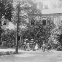 Die Familie Bindseil vor der Villa Emilia. - Bildautor: Albert Schmiedeknecht, 1898  Stadt Bad Blankenburg