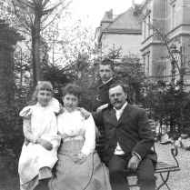 Eine Aufnahme der Bindseils aus dem Jahr 1899. Ein Jahr zuvor siedelte die Familie nach Wiesbaden ber, wo das Bild auch aufgenommen wurde. - Bildautor: 1899  Stadt Bad Blankenburg