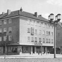 Konsum an der Ecke Stalinstrae / Friedrich-Engels-Strae in den 1950er Jahren (heute Strae der Deutschen Einheit / Prof.Schmiedeknecht-Strae)