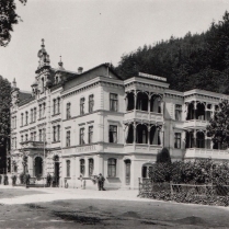 1900 zum 100-jhrigen Jubilum mit der 2. Erweiterung (rechts) und Balkon - Bildautor: Sammlung Dieter Klotz