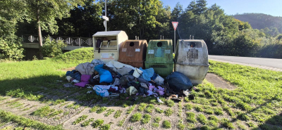 Nebenablagerungen bei Altkleidercontainern in Probstzella - Bildautor:  Landrat Marko Wolfram