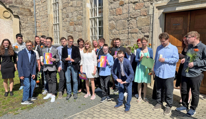 Die junge Erwachsenen, Schler der Frstin-Anna-Luisen-Schule Bad Blankenburg, nach der Segensfeier vor der Kirche