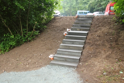 Die neu errichtete Treppe vom Parkplatz zum Chrysopraswehr