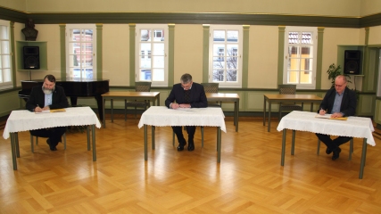 Mike George (Brgermeister der Stadt Bad Blankenburg), Marko Wolfram (Landrat des Landkreises Saalfeld-Rudolstadt) und Matthias Gropp (Geschftsfhrer der Stadthalle Bad Blankenburg) bei der Vertragsunterzeichnung im Frbelsaal - Bildautor: Matthias Pihan, 20.01.2022