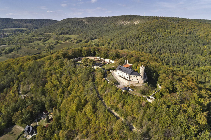 Blick auf die Burg Greifenstein bei Bad Blankenburg, im Hintergrund die stlichen Glitzwnde (Foto: V. Lauterbach/ThINK GmbH 2020) - Bildautor: V. Lauterbach