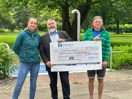 Christina Tamm (Vorsitzende Freibadverein Bad Blankenburg), Mike George (amtierender Prsident Rotary Club Rudolstadt), Rdiger Flach (Freibadverein Bad Blankenburg)