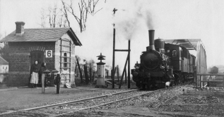 Zug der Bahnlinie Arnstadt - Saalfeld aus der Erffnungszeit um 1898 am Bahnbergang Schwarzburger Strae - Bildautor: Paul Toennies