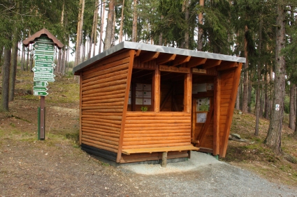 2013 errichteten Mitglieder des Thringerwald-Vereins Zweigverein Bad Blankenburg eine Wetterschutzhtte am Griesbachfelsen.  Gewidmet wurde sie dem langjhrigen Ortswegewart Gerhard Breuer. - Bildautor: Matthias Pihan, 19.02.2017