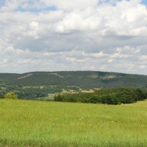 Blick von Bhlscheiben nach Kleinglitz, zu den Kesselwnden und zur Burg Greifenstein - Bildautor: Matthias Pihan, 06.07.2016