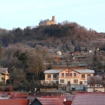 Blick zum Hausberg mit der Konferenzhalle der Allianz und der Burg - Bildautor: Matthias Pihan, 04.12.2016