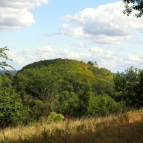 Der Hausberg mit der Burg Greifenstein - Blick vom Heidenberg - Bildautor: Matthias Pihan, 26.08.2018