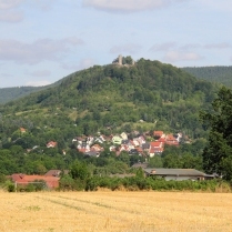 Blick vom Windorf zum Hausberg - Bildautor: Matthias Pihan, 30.07.2021