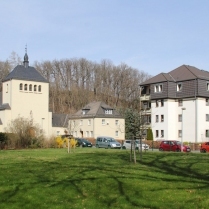 Pestalozzistrae mit der Katholischen Kirche - Bildautor: Matthias Pihan, 12.04.2022