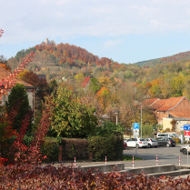 Blick von der Stadthalle zum Hausberg - Bildautor: Matthias Pihan, 24.10.2024