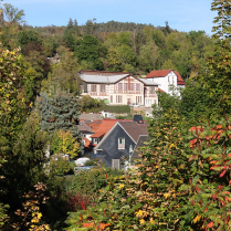 Durchblick vom B�hlscheibener Weg zum Allianzhaus - Bildautor: Matthias Pihan, 05.10.2026