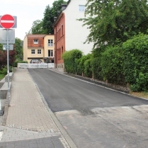 02.07.2021 - Im Zusammenhang mit dem Neubau der Brcke sanierte man auch gleich den Straenabschnitt Einfahrt Unterm Berg bis Stadthallenparkplatz. - Bildautor: Matthias Pihan