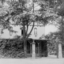 Portalansicht von der Schwarzburger Strae. Die beiden Figuren Hygiea und Aeskulap wurden nach 1945 im Zuge des Umbaus zur Schule entfernt. - Bildautor: Albert Schmiedeknecht, 1898  Stadt Bad Blankenburg