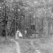 Familie Bindseil am Kinderspielplatz im Erlenwldchen. V.l.n.r Ehefrau Sophie (Tochter von Dr. Julius Schwabe), Hanna, Dr. Karl Bindseil, Walther und Ernst Bindseil. - Bildautor: Albert Schmiedeknecht, 1898  Stadt Bad Blankenburg