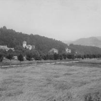 Blick von der Villa Emilia ber die noch fast unbebaute Flur der Schlotterfeise im Villenviertel. Die Georgstrae wurde bereits angelegt. - Bildautor: Albert Schmiedeknecht, 1898  Stadt Bad Blankenburg