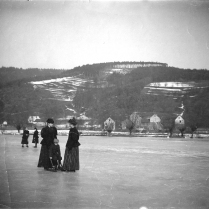 Am Watzdorfer See - Im Bildvordergrund Agnes Toennies mit Sohn Theodor und Schwester Marie - Bildautor: Paul Toennies  Stadt Bad Blankenburg