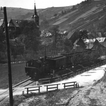 Zug der zu dieser Zeit neuerffneten Schwarzatalbahn bei Mellenbach. - Bildautor: Paul Toennies  Stadt Bad Blankenburg