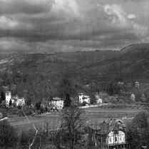 Blick ber die Schlotterfeise zu den ersten Villen am Goldberg. Im Vordergrund die Villa Emilia. Links die erste Villa ist die Villa von Paul Toennies. - Bildautor: Paul Toennies  Stadt Bad Blankenburg