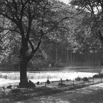 Am Chrysopraswehr - Im Hintergrund der Tennisplatz von Lsches Hall - Bildautor: Paul Toennies  Stadt Bad Blankenburg