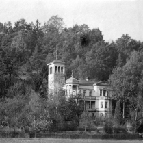 Die Villa Schwinger, nach 1902 Villa Goldeck bzw. Villa Ernsting, bis 1945 verschiedene Besitzer. Ab 1955 bis 1990 Pionierhaus und seit 1996 Villa Jauch des ortsansssigen Orthopden. - Bildautor: Paul Toennies  Stadt Bad Blankenburg