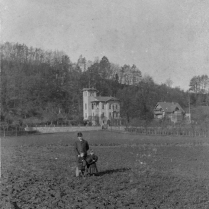 Paul Toennies mit seinen Kindern Theodor und Edith - Im Hintergrund die Villa, die 1910 dem Bau des Sanatoriums Am Goldberg gewichen ist, sowie rechts die Villa Anna (spter Dr. Schulze) - Bildautor: Paul Toennies  Stadt Bad Blankenburg