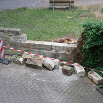 Schadenstelle an der Friedhofsmauer