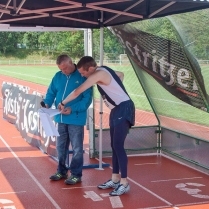 Der Gesamtsieger des 10-km-Laufes zum Kstritzer Cup, Scott Overby, nach dem Zieleinlauf mit Moderator DJ Eismann - Bildautor: Rainer Kreidel