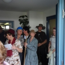 Die Mitarbeiter des Altenhilfezentrums vor dem Theaterspiel. - Bildautor: Hans-Peter Huth