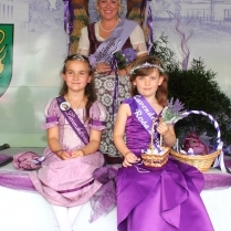 Lavendelknigin Katharina und die beiden Lavendelprinzessinnen Klara und Rosa - Bildautor: Matthias Pihan