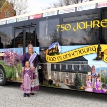 Lavendelknigin Katharina Krmer und die Lavendelprinzessin Klara vor dem 750 Jahre Bad Blankenburg-Bus der KomBus - Bildautor: Matthias Pihan