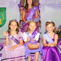 Lavendelknigin Luise Martin mit den Lavendelprinzessinnen Klara, Selma und Rosa (v.l.nr.) - Bildautor: Matthias Pihan