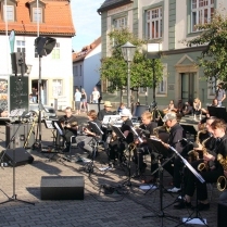 Blue Chark Big Band der Kreismusikschule auf dem Marktplatz - Bildautor: Matthias Pihan