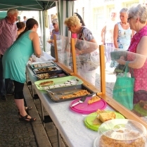 Kuchenverkauf des Tierschutzvereins - Bildautor: Matthias Pihan