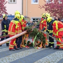 Maibaumsetzen auf dem Marktplatz