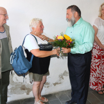Die ersten Besucher erhielten einen Blumenstrau. - Bildautor: Matthias Pihan