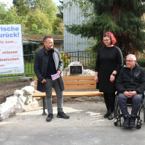 Vereinsvorsitzender Matthias Jahn, Heidi Tschernich und Torsten Weigel vom Kurstadt-Verein zum Auftakt der Einweihungsfeier - Bildautor: Matthias Pihan