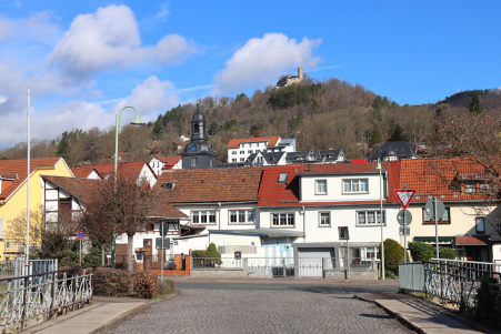 Blick �ber die Friedrich-Ebert-Stra�e zum Hausberg
